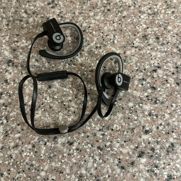 Beats Earbuds - Picture 3 of 3